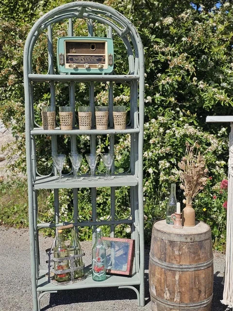 Espace drink champêtre : étagère en rotin, radio ancienne, verres
