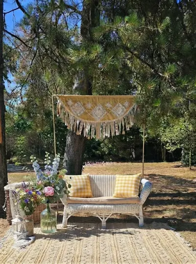 Arche bohème dans un jardin