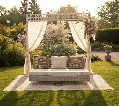 Arche prestige en bois dans un jardin